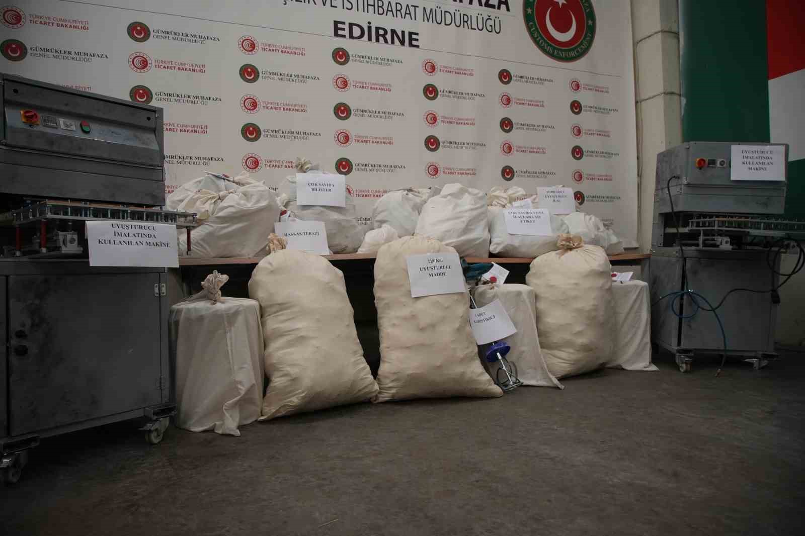 edirnede-evini-uyusturucu-imalathanesine-cevirmis-operasyonda-117-kilo-uyusturucu-ele-gecirildi