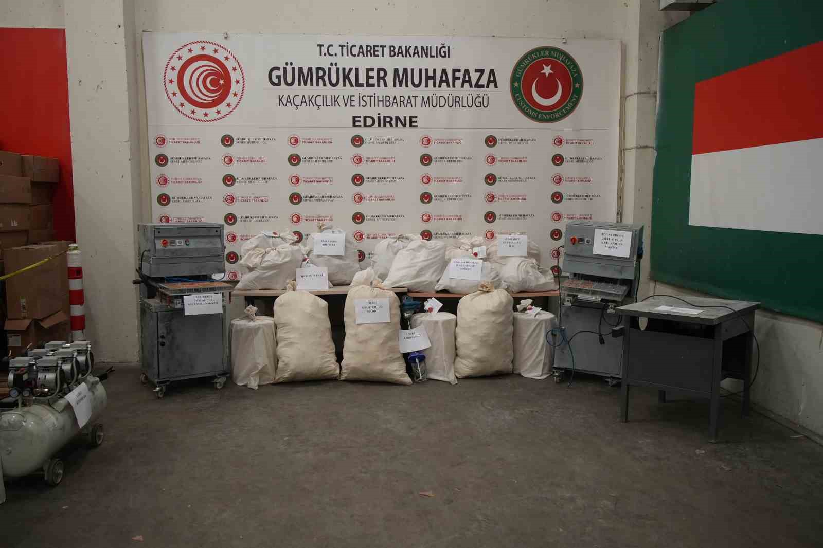edirnede-evini-uyusturucu-imalathanesine-cevirmis-operasyonda-117-kilo-uyusturucu-ele-gecirildi