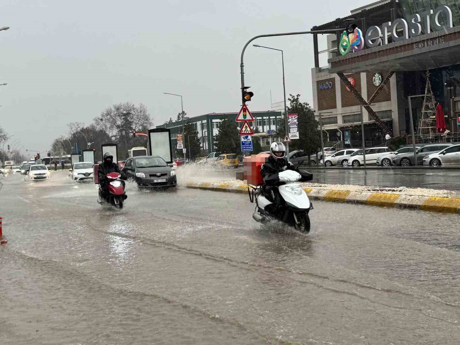 edirnede-saganak-etkili-oldu-yollar-gole-dondu-kopru-altinda-mahsur-kalanlar-kurtarildi