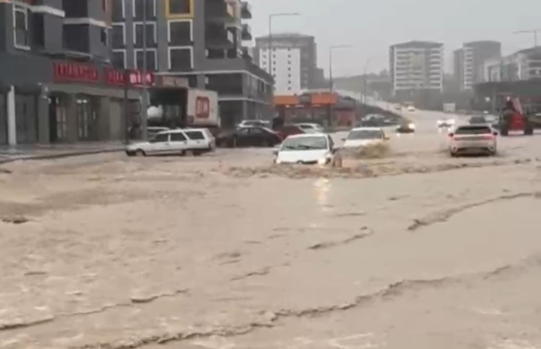 edirnede-saganak-etkili-oldu-yollar-gole-dondu-kopru-altinda-mahsur-kalanlar-kurtarildi