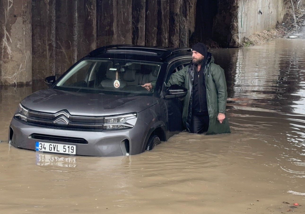 edirnede-saganak-etkili-oldu-yollar-gole-dondu-kopru-altinda-mahsur-kalanlar-kurtarildi