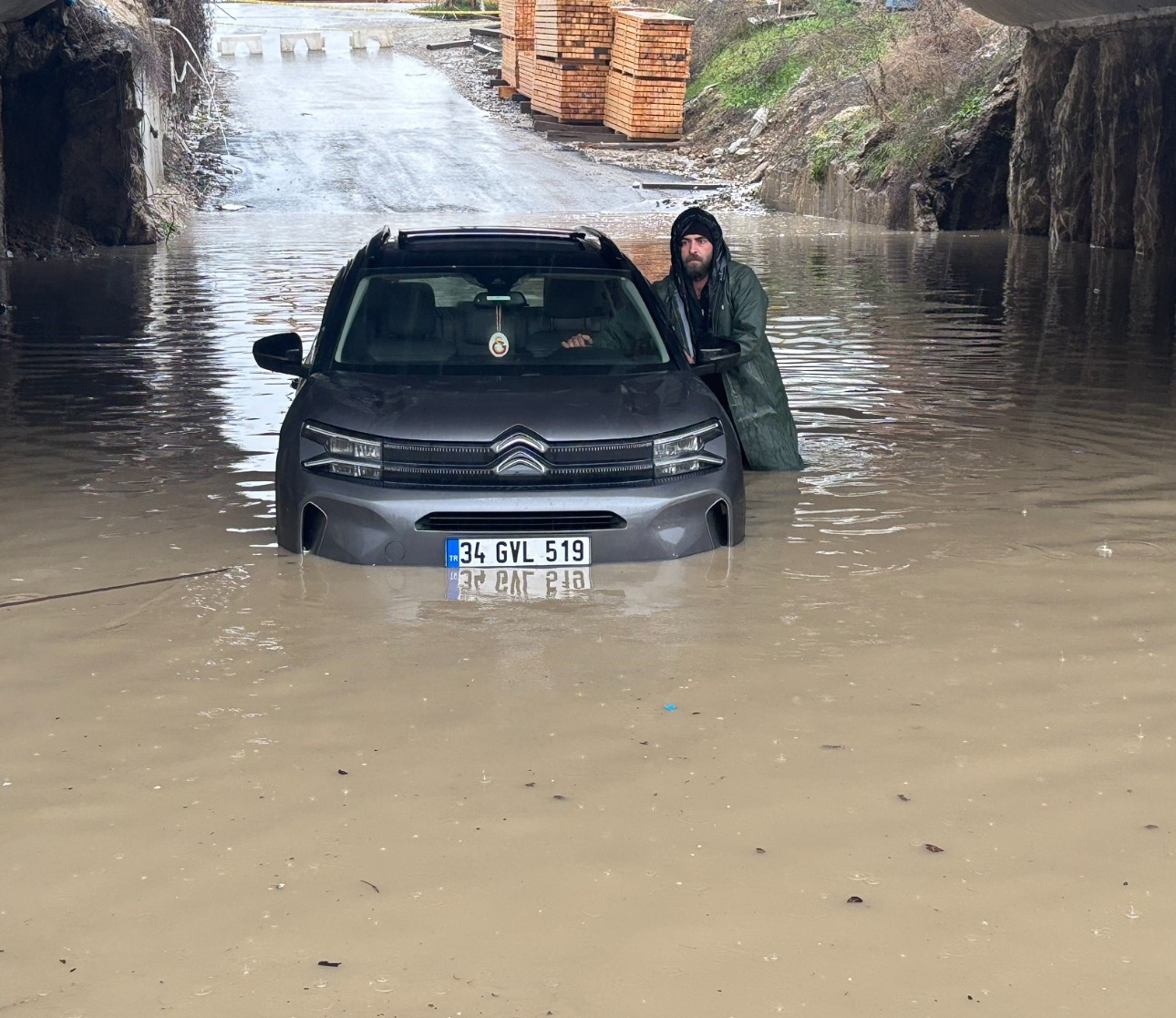 edirnede-saganak-etkili-oldu-yollar-gole-dondu-kopru-altinda-mahsur-kalanlar-kurtarildi