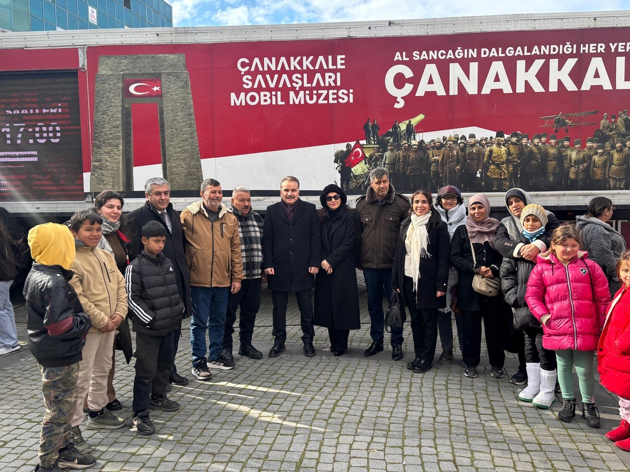 edremitte-canakkale-mobil-muzesi-cumhuriyet-meydaninda-ziyaretcilerini-agirladi