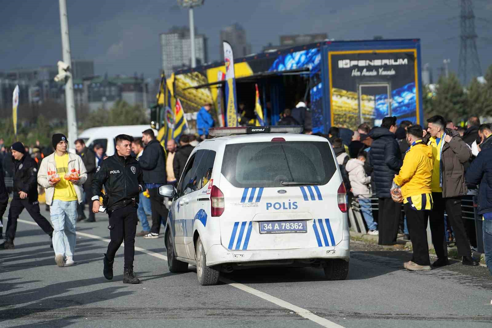 fenerbahceli-taraftarlar-super-kupa-finali-icin-stada-geldi