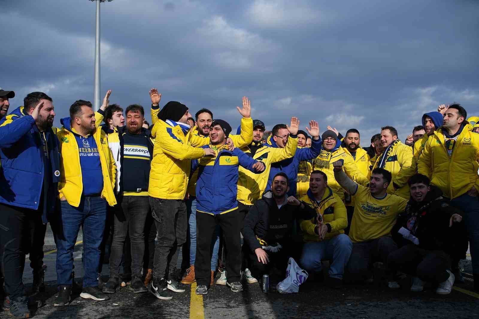 fenerbahceli-taraftarlar-super-kupa-finali-icin-stada-geldi