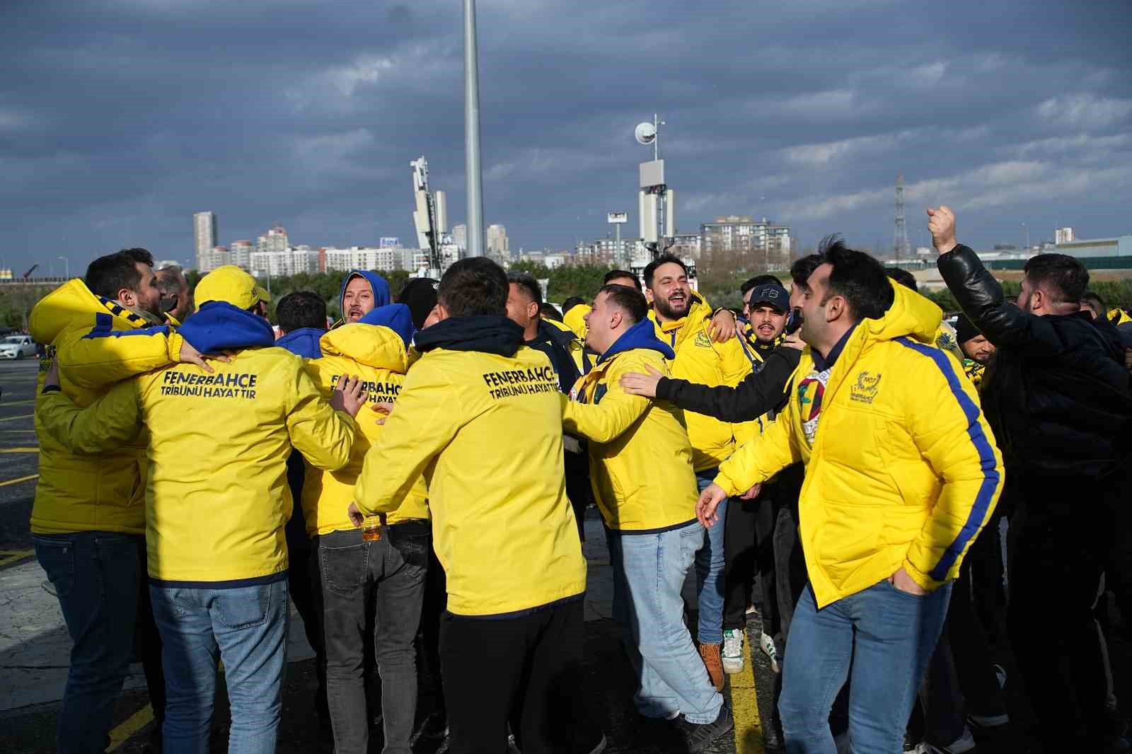 fenerbahceli-taraftarlar-super-kupa-finali-icin-stada-geldi