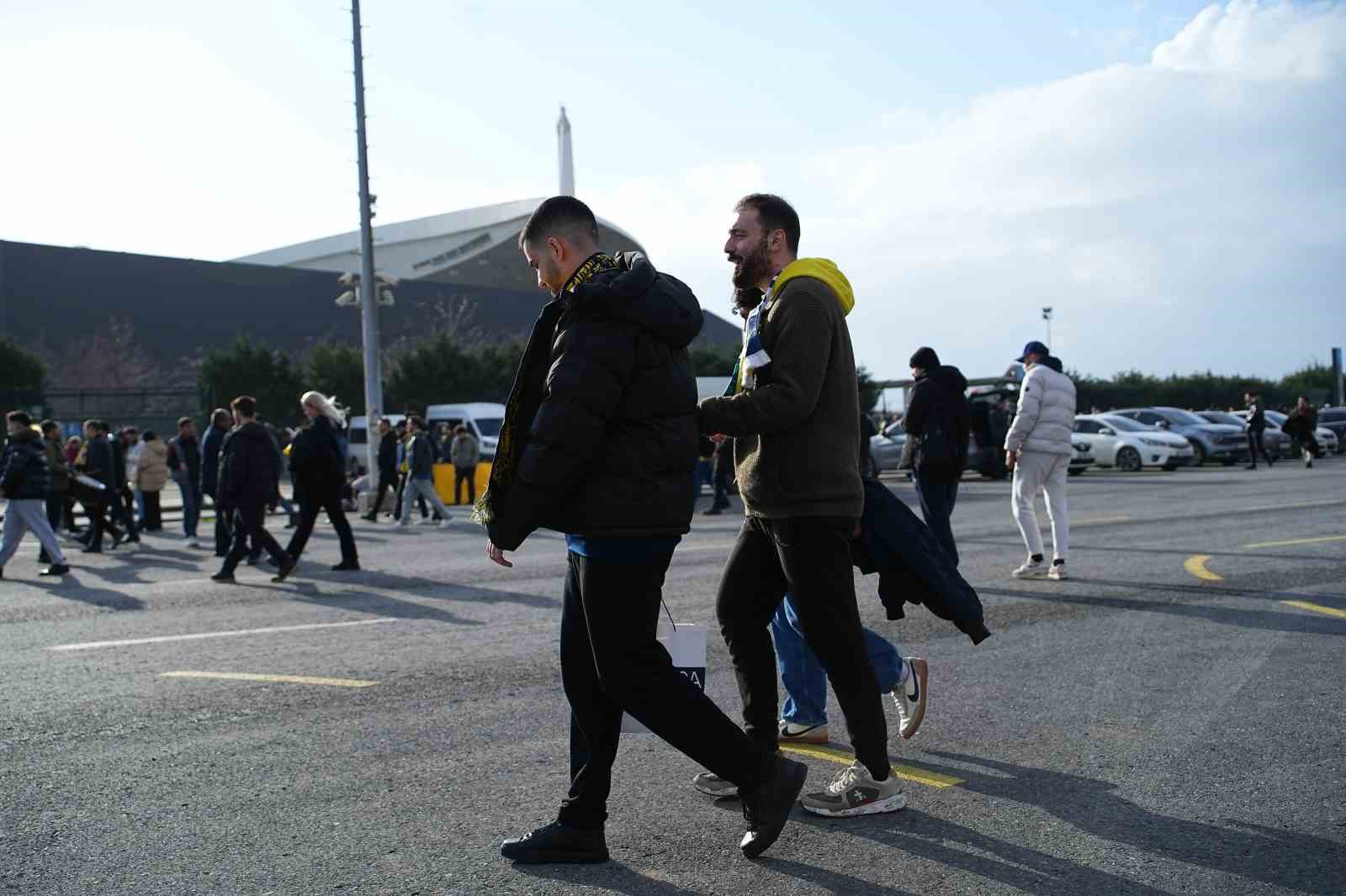 fenerbahceli-taraftarlar-super-kupa-finali-icin-stada-geldi