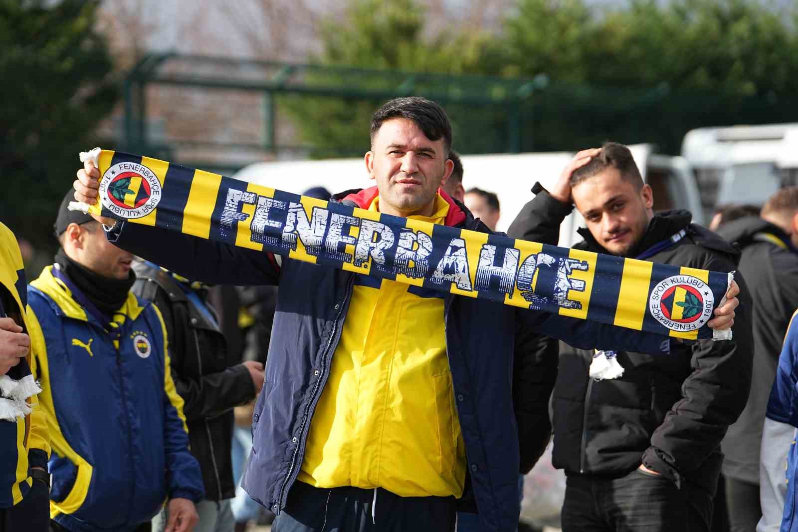 fenerbahceli-taraftarlar-super-kupa-finali-icin-stada-geldi
