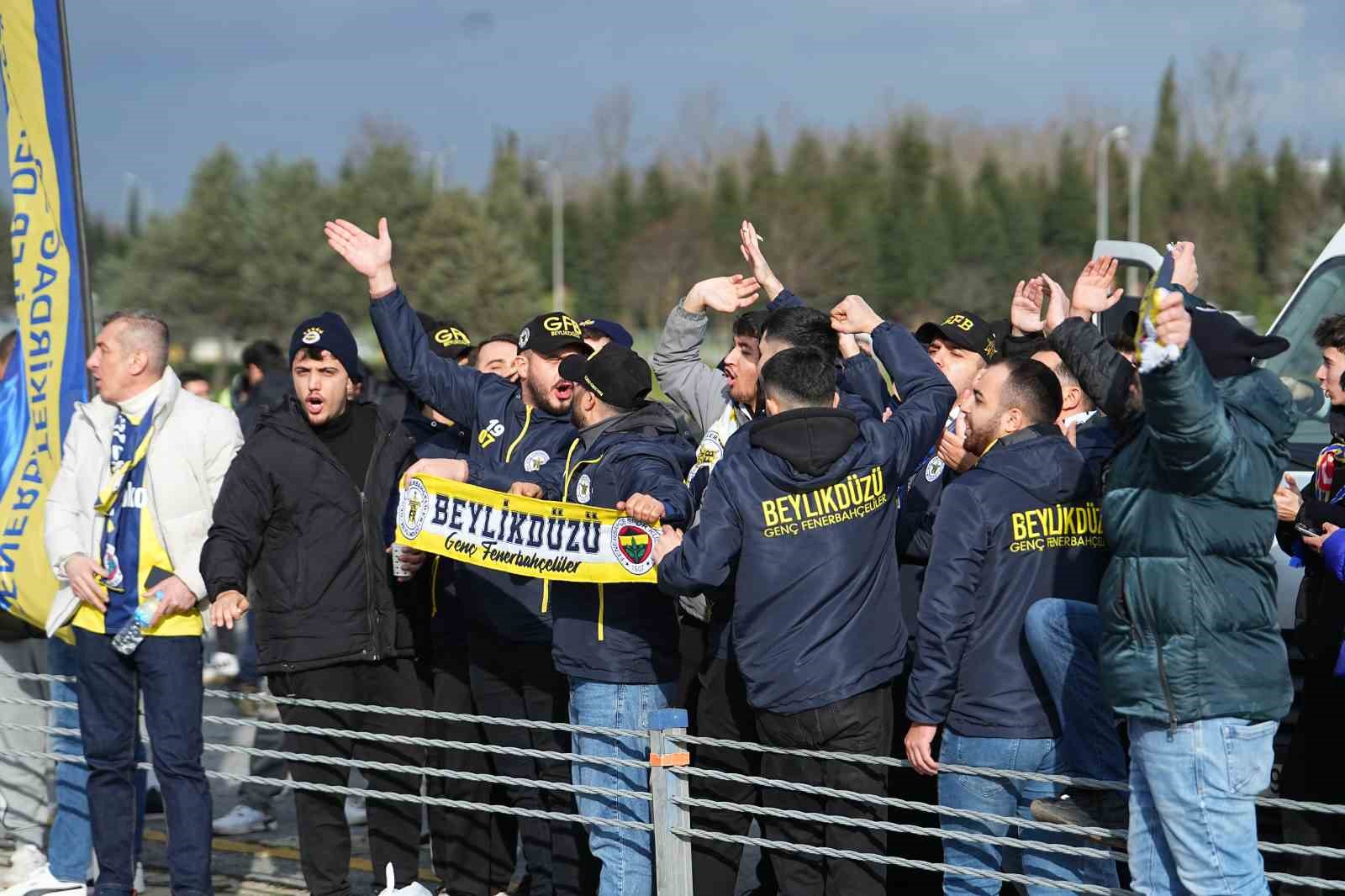 fenerbahceli-taraftarlar-super-kupa-finali-icin-stada-geldi