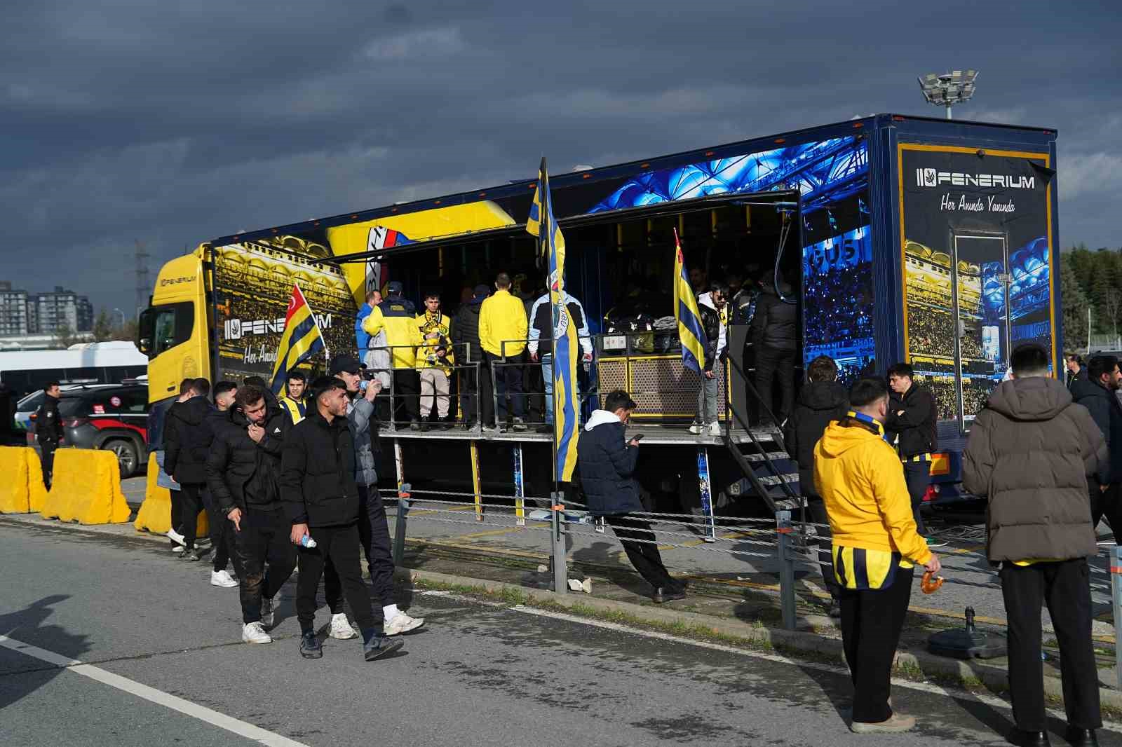 fenerbahceli-taraftarlar-super-kupa-finali-icin-stada-geldi