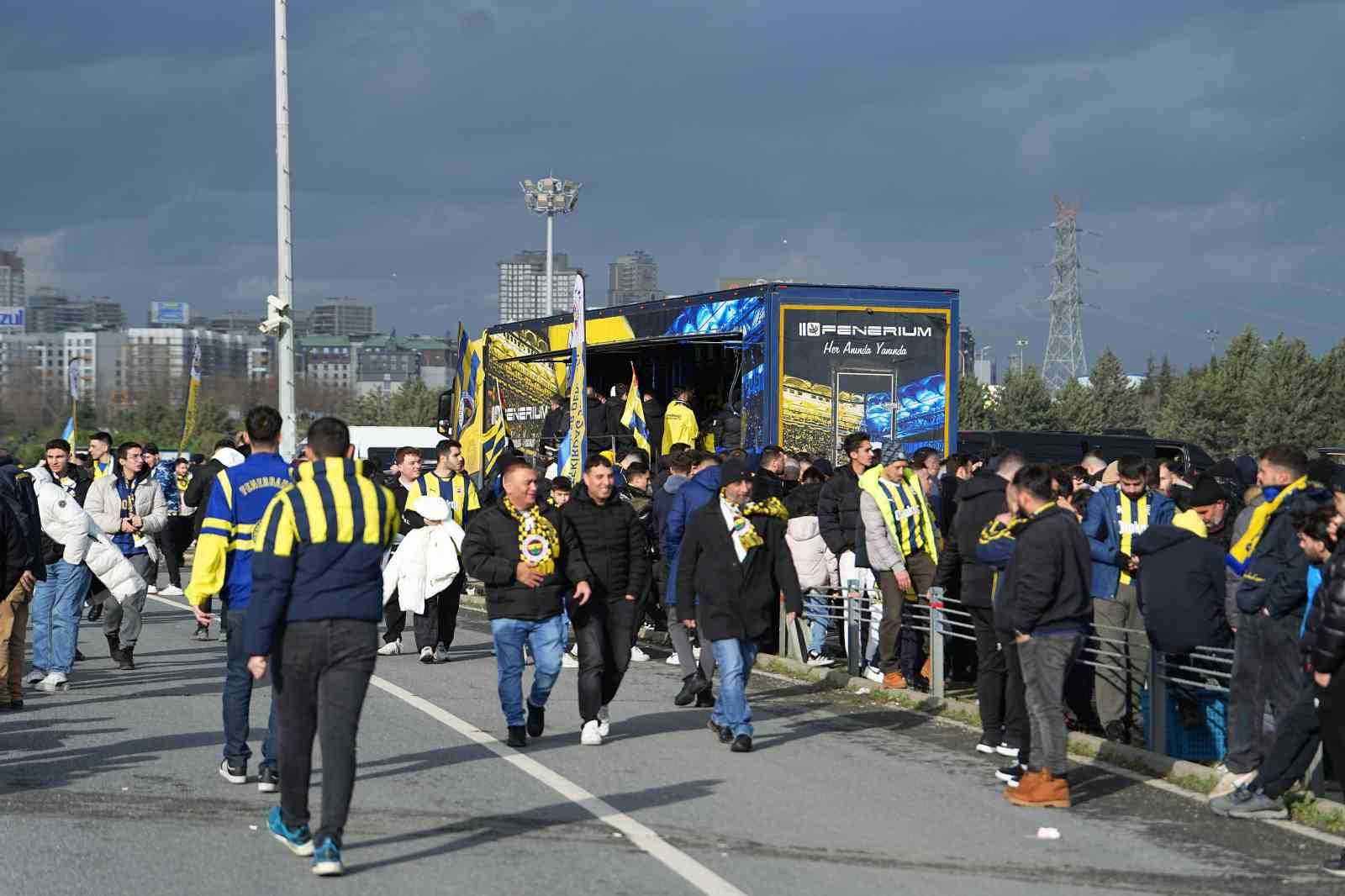 fenerbahceli-taraftarlar-super-kupa-finali-icin-stada-geldi