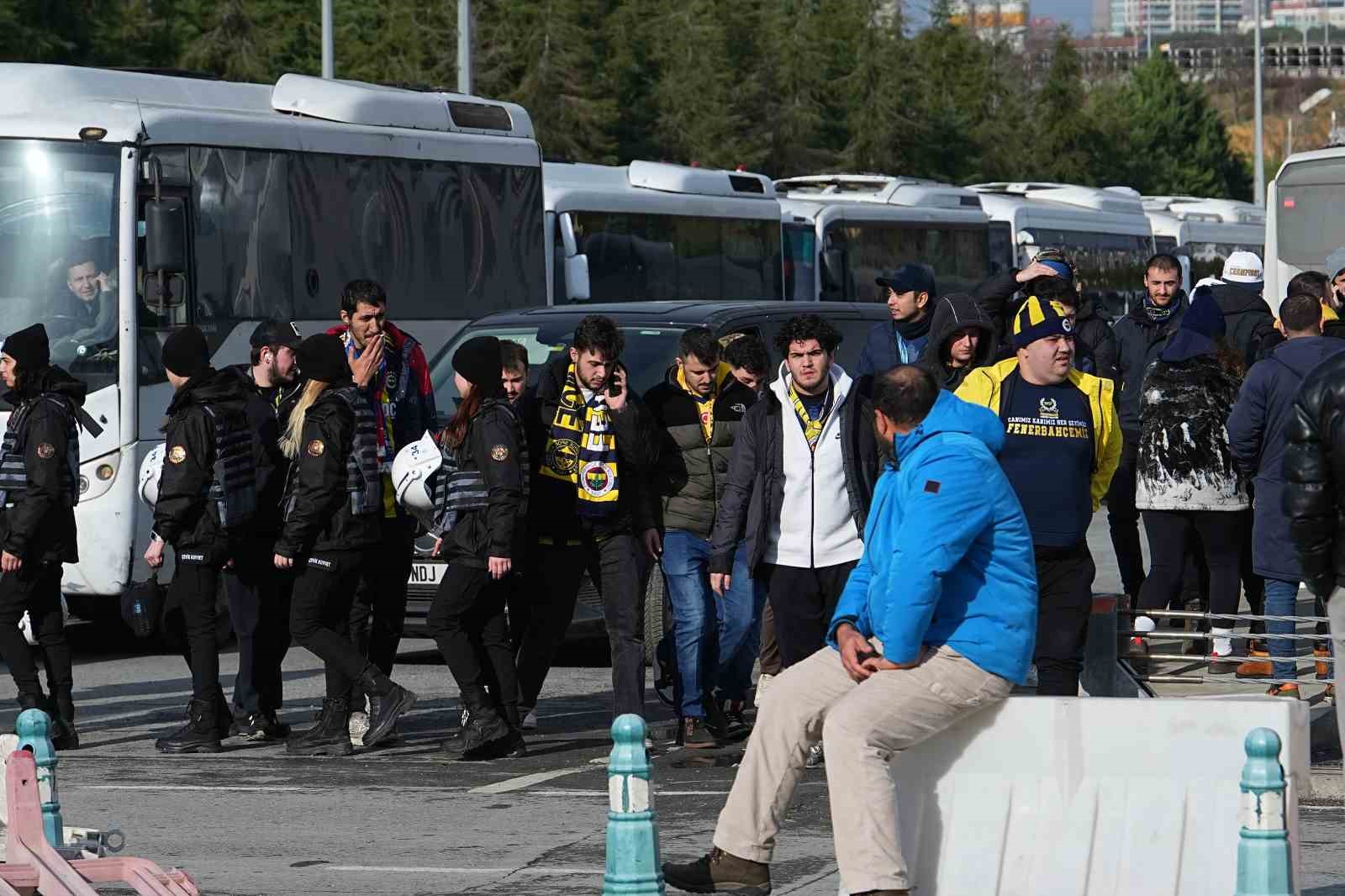 fenerbahceli-taraftarlar-super-kupa-finali-icin-stada-geldi
