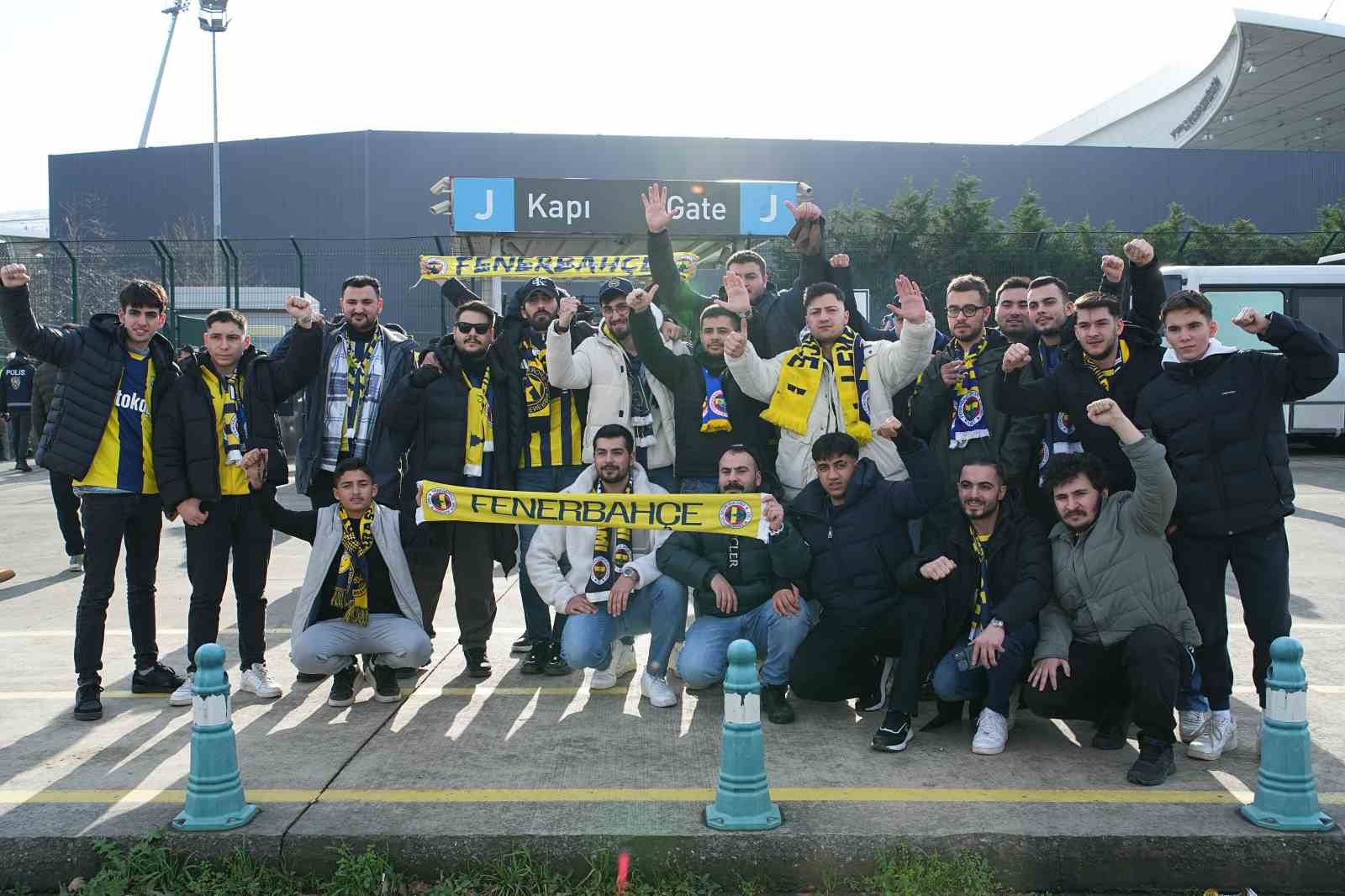 fenerbahceli-taraftarlar-super-kupa-finali-icin-stada-geldi