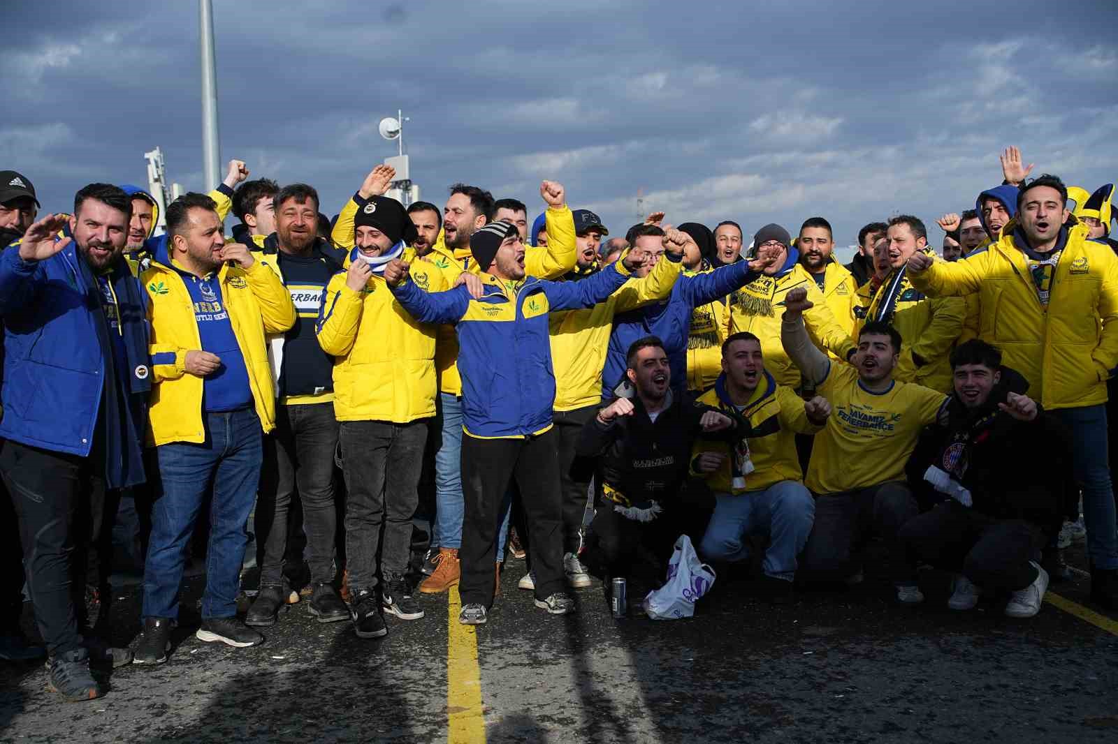fenerbahceli-taraftarlar-super-kupa-finali-icin-stada-geldi