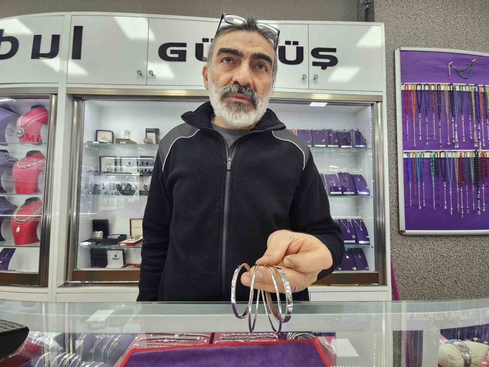 fiyatlardaki-artislar-yatirim-ve-dugun-takilarini-degistirdi-altin-bileziklerin-yerini-gumus-bilezikler-aliyor