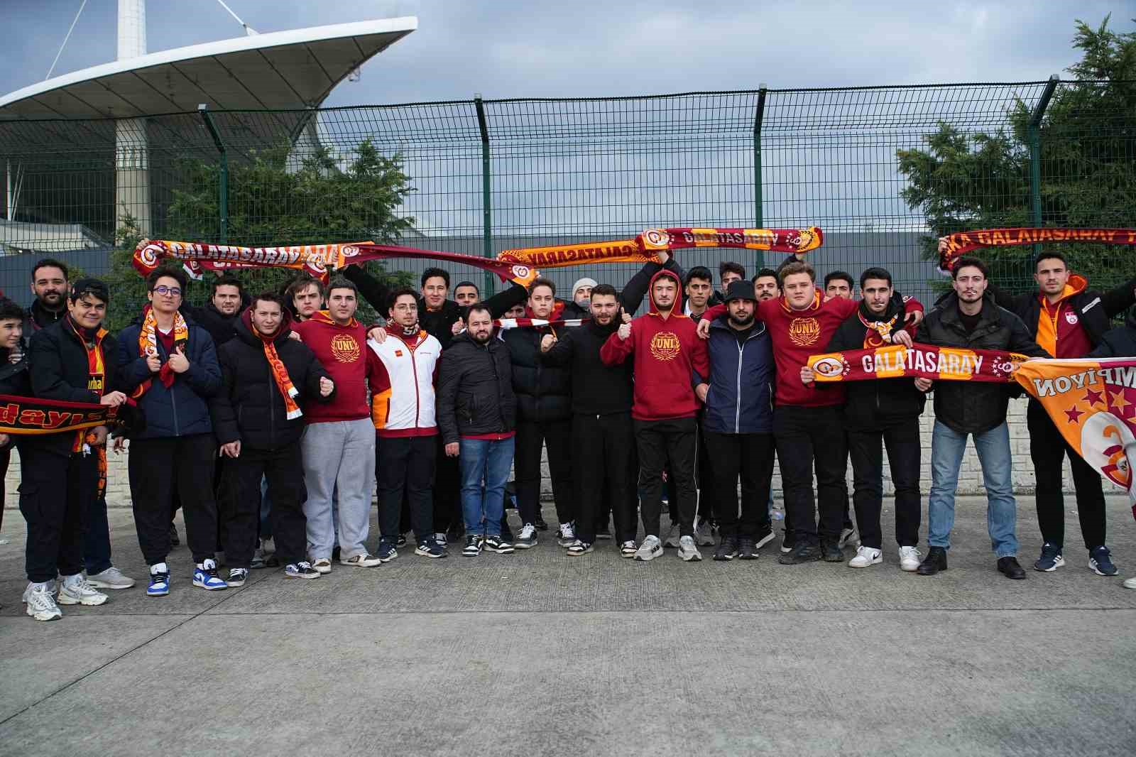 galatasarayli-taraftarlar-super-kupa-finali-icin-stada-geldi