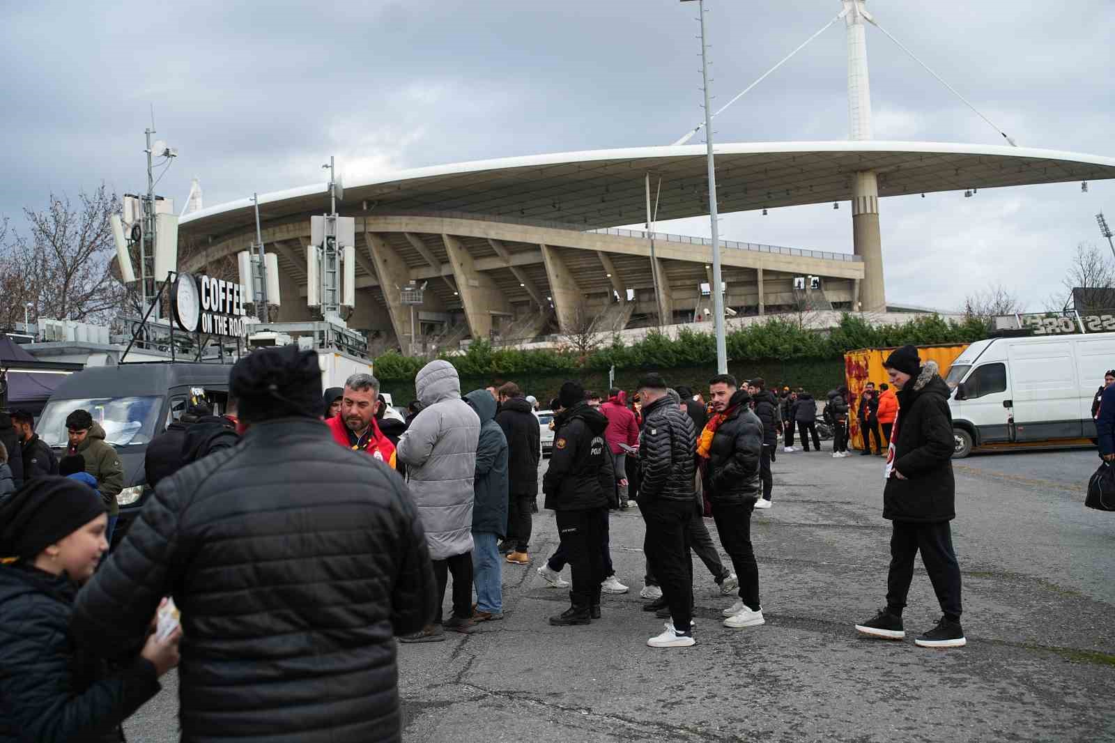 galatasarayli-taraftarlar-super-kupa-finali-icin-stada-geldi
