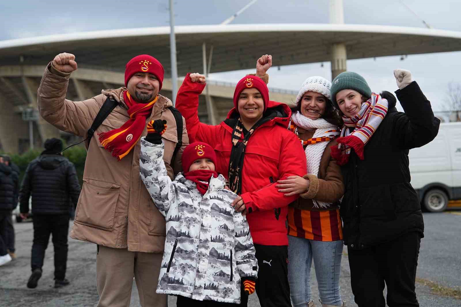 galatasarayli-taraftarlar-super-kupa-finali-icin-stada-geldi