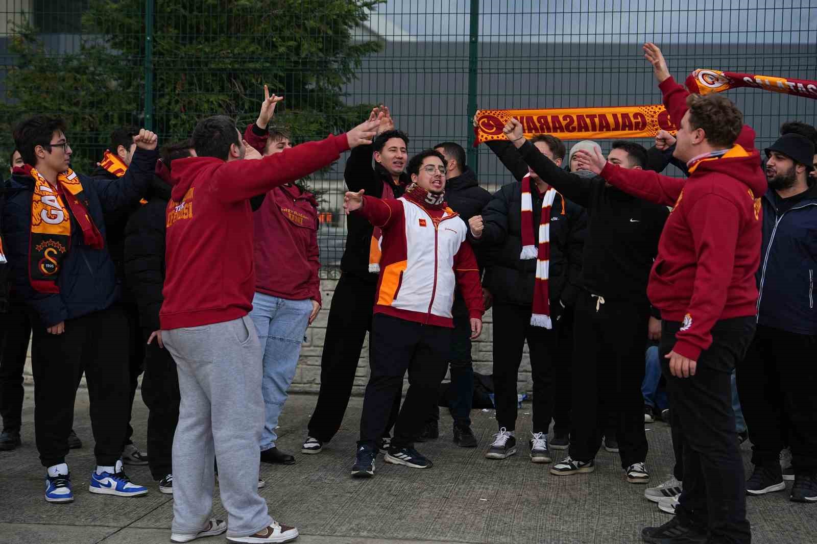 galatasarayli-taraftarlar-super-kupa-finali-icin-stada-geldi