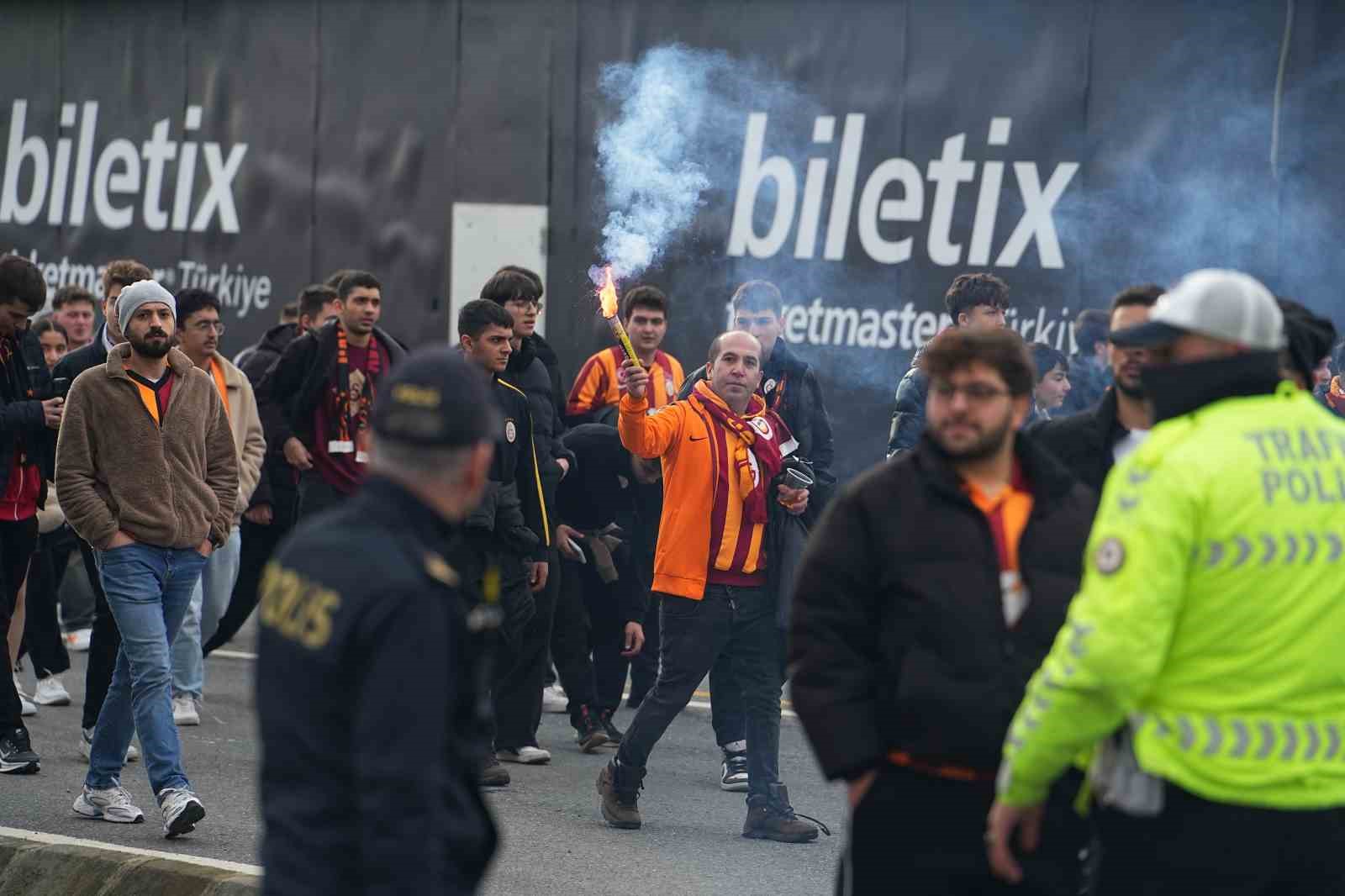 galatasarayli-taraftarlar-super-kupa-finali-icin-stada-geldi