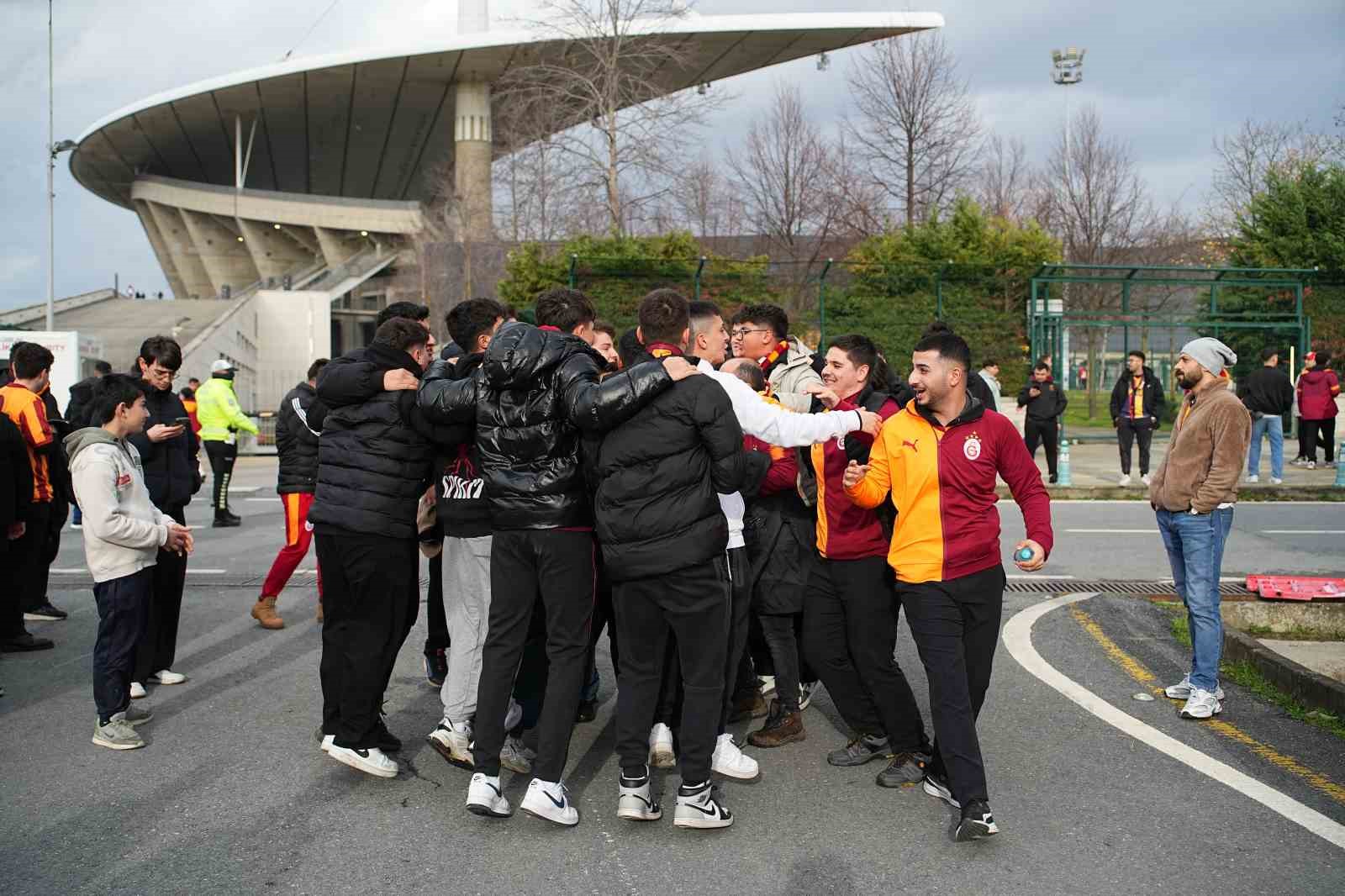 galatasarayli-taraftarlar-super-kupa-finali-icin-stada-geldi