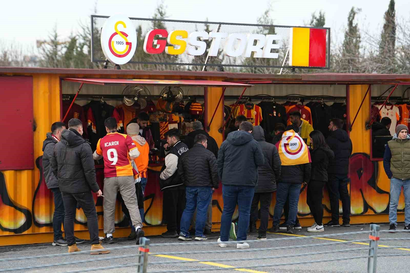 galatasarayli-taraftarlar-super-kupa-finali-icin-stada-geldi
