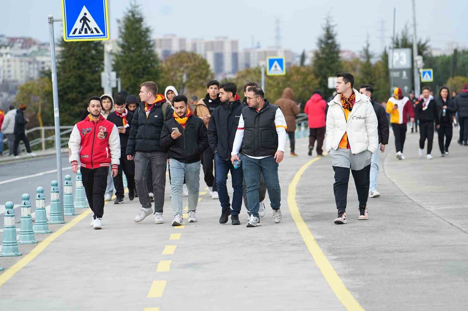 galatasarayli-taraftarlar-super-kupa-finali-icin-stada-geldi