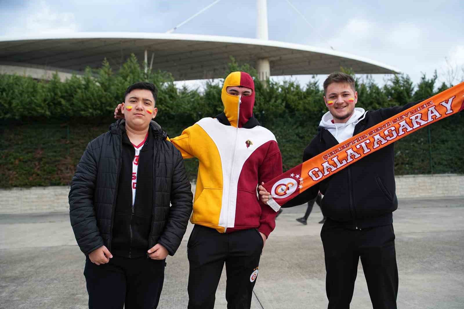 galatasarayli-taraftarlar-super-kupa-finali-icin-stada-geldi