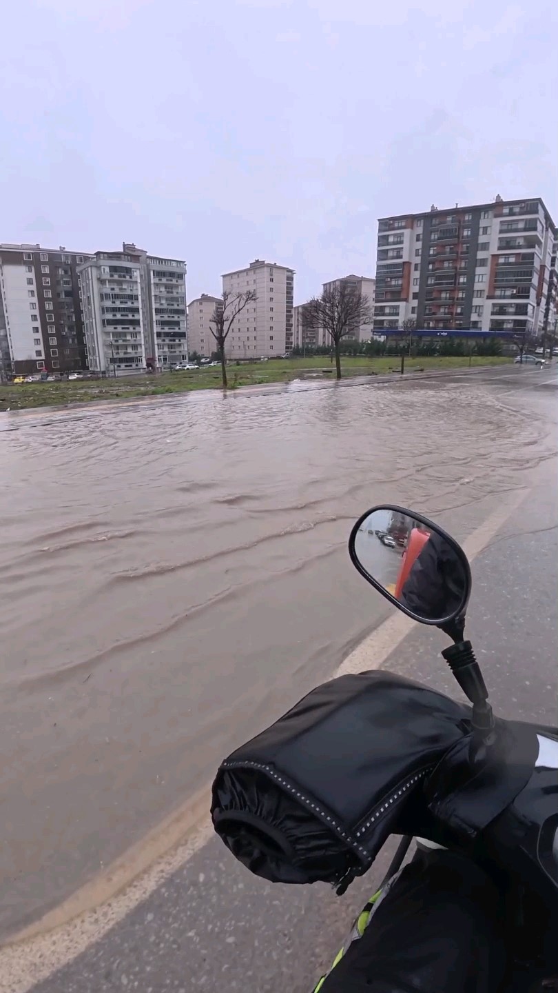 gole-donen-yollarda-direksiyon-basindaki-motokurye-yasadiklarini-kayda-aldi