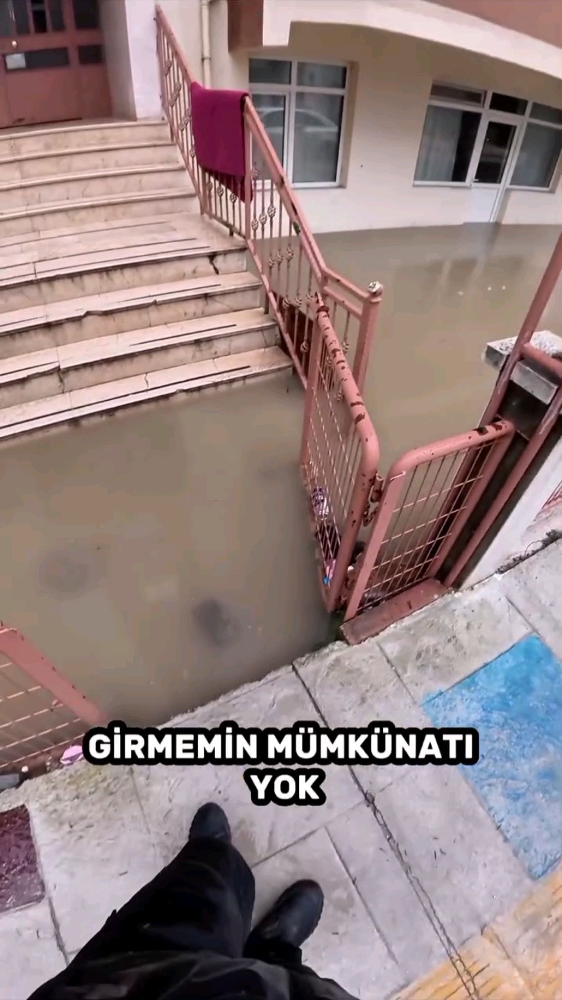 gole-donen-yollarda-direksiyon-basindaki-motokurye-yasadiklarini-kayda-aldi