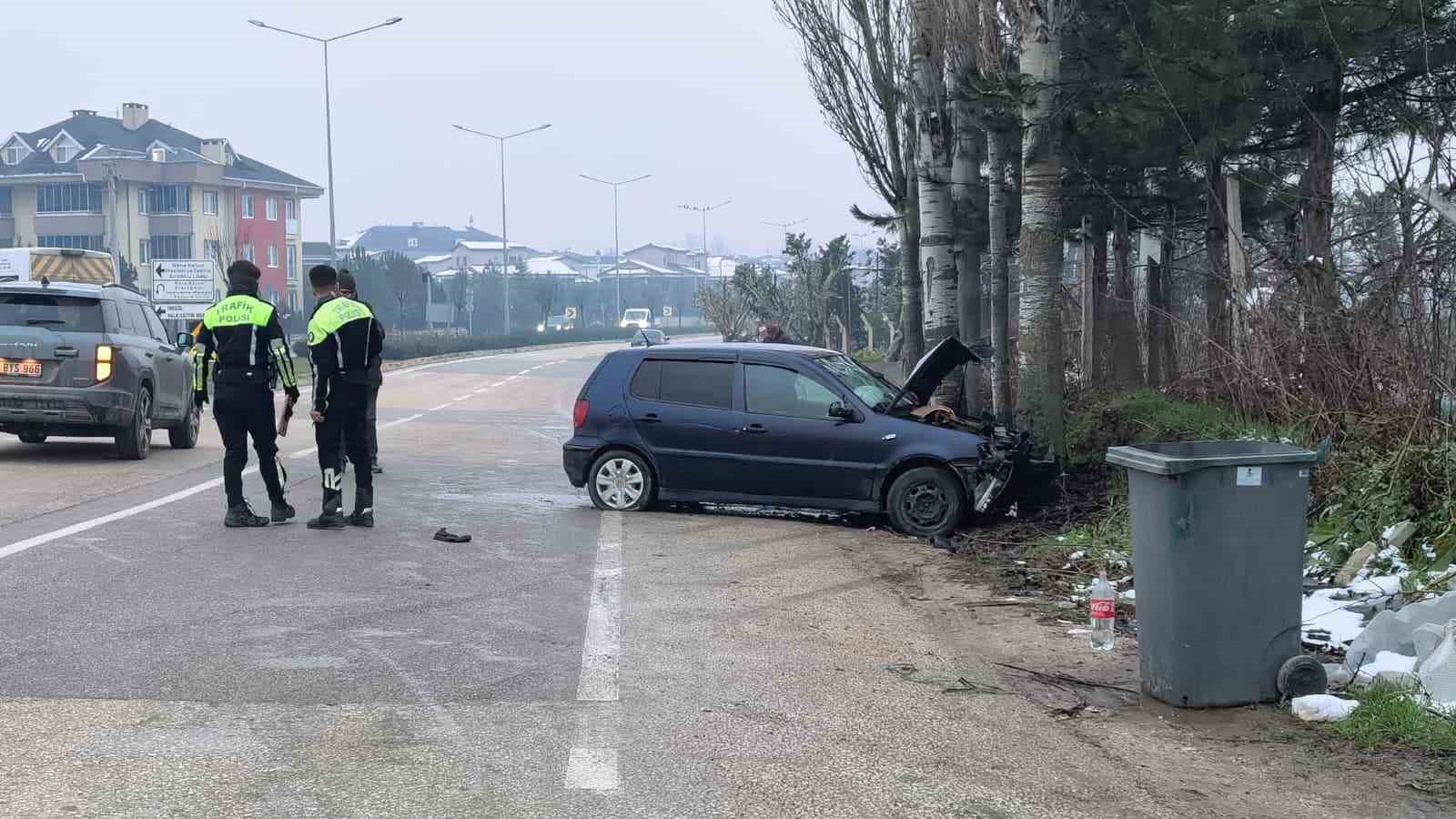inegolde-kontrolden-cikan-otomobil-kaldirima-ve-agaca-carpti-2-yarali