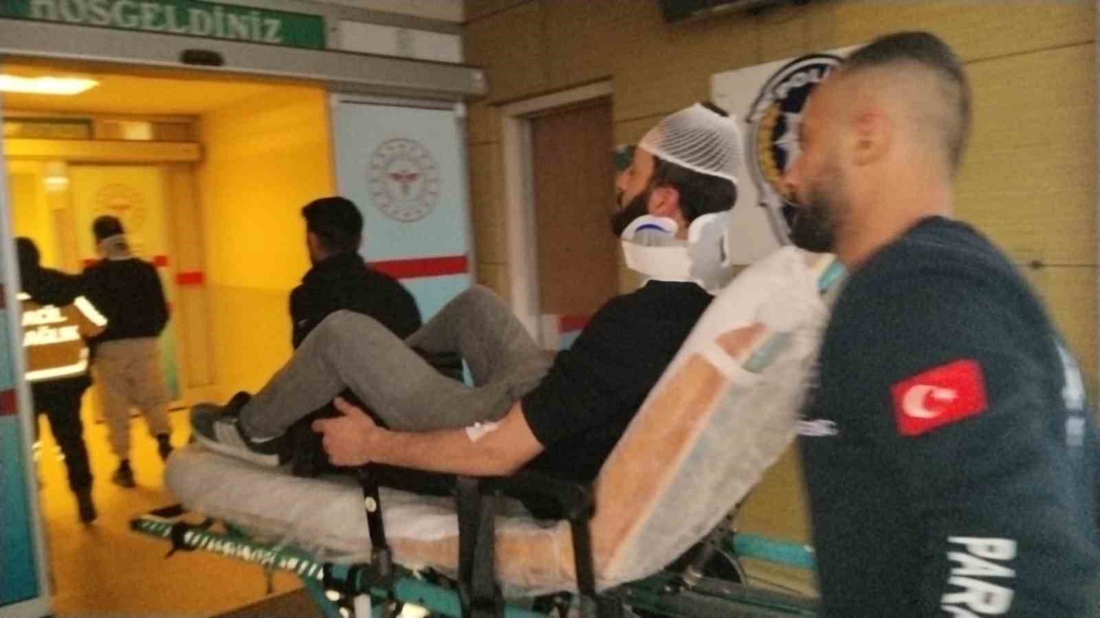 inegolde-kontrolden-cikan-otomobil-kaldirima-ve-agaca-carpti-2-yarali
