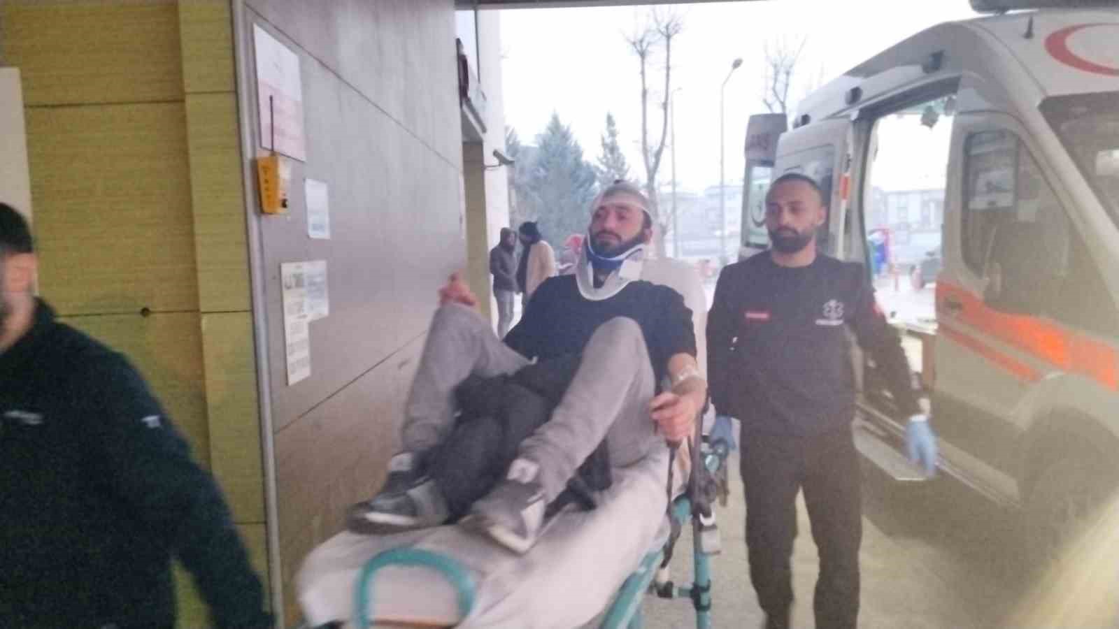 inegolde-kontrolden-cikan-otomobil-kaldirima-ve-agaca-carpti-2-yarali