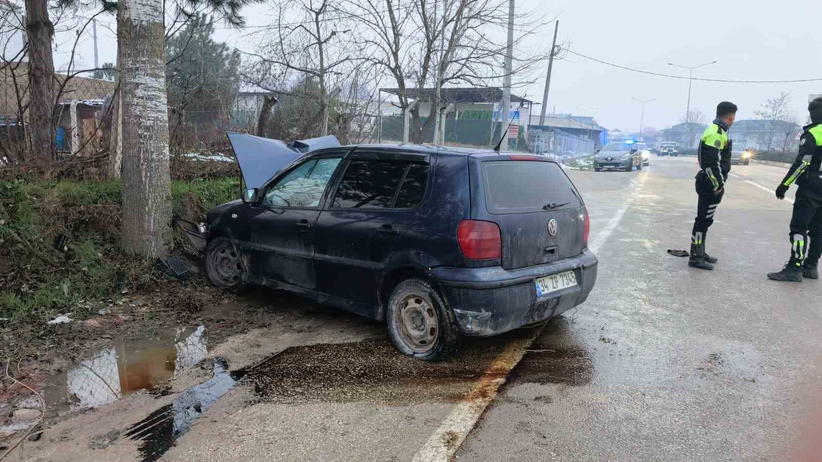 inegolde-kontrolden-cikan-otomobil-kaldirima-ve-agaca-carpti-2-yarali