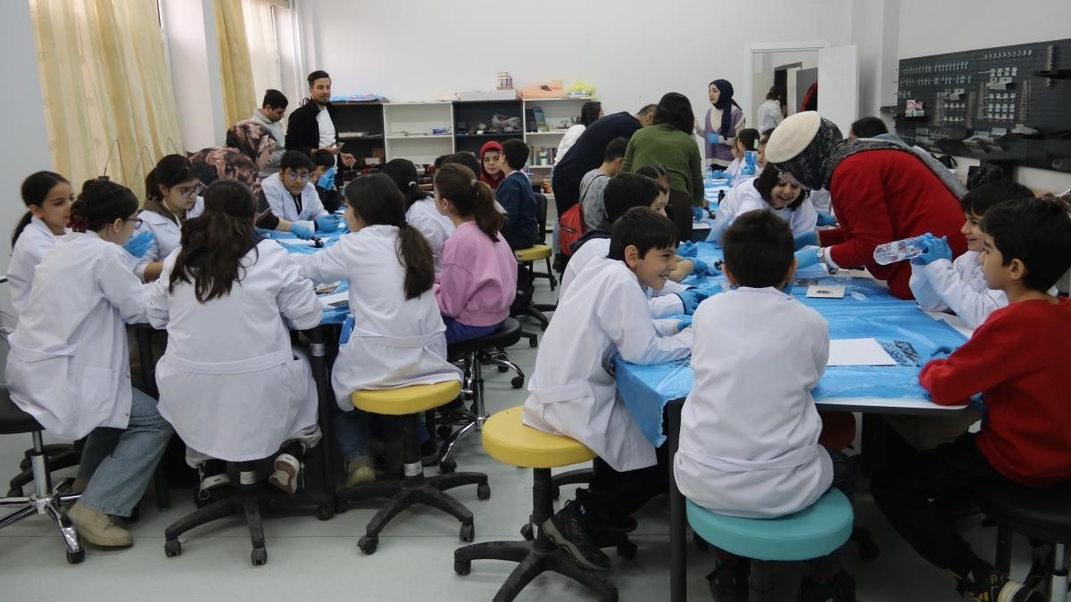 inonu-universitesinde-cocuklar-ozgun-baski-resim-atolyesi-etkinliginde-hunerlerini-sergiledi