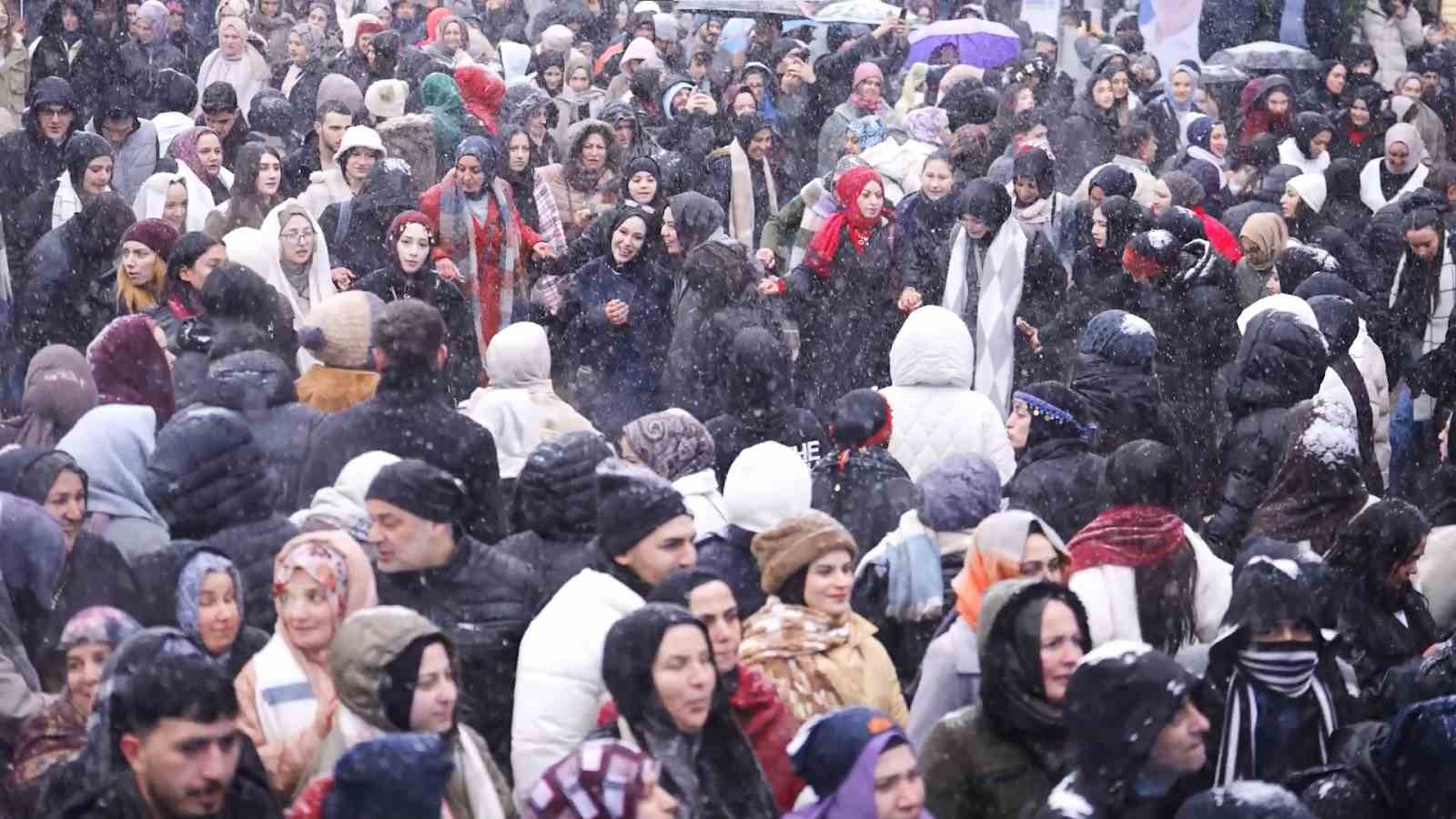 istanbullular-eksi-derecede-kar-altinda-horon-teptiler