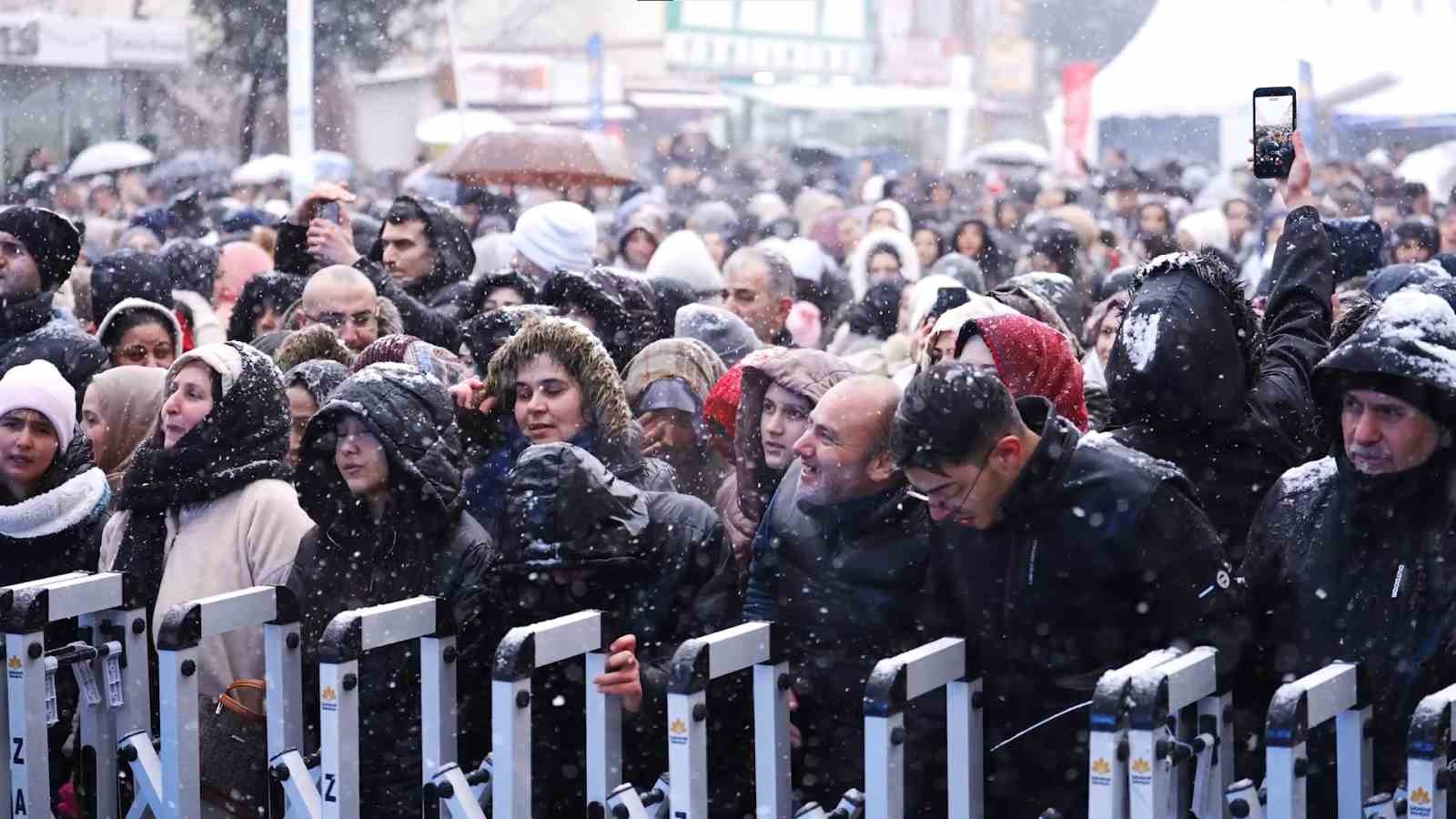 istanbullular-eksi-derecede-kar-altinda-horon-teptiler