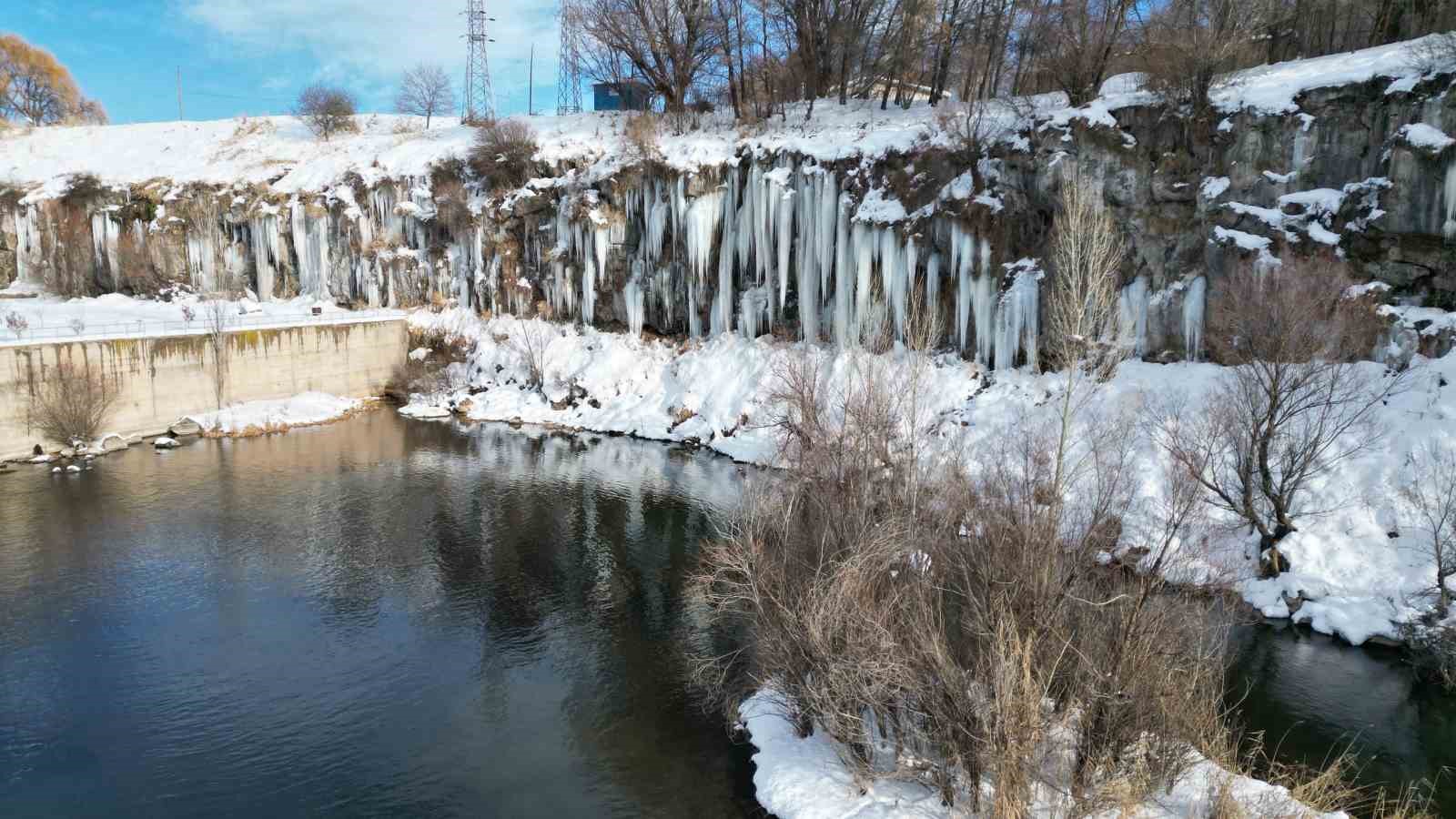 kanyonda-olusan-metrelerce-boydaki-buz-sarkitlari-gorsel-solen-sunuyor