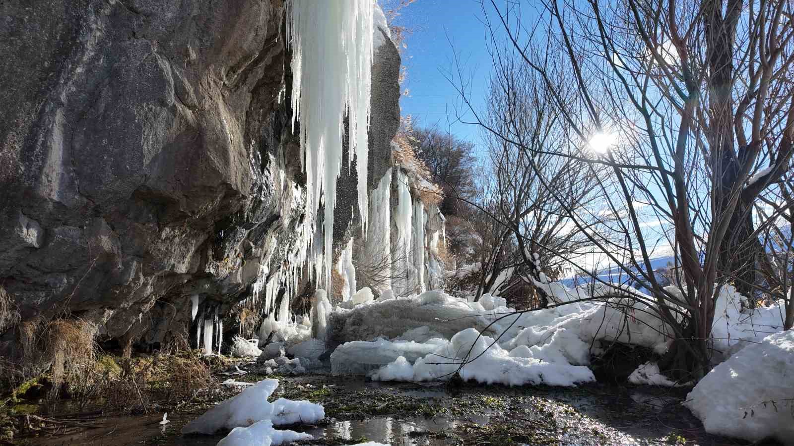kanyonda-olusan-metrelerce-boydaki-buz-sarkitlari-gorsel-solen-sunuyor
