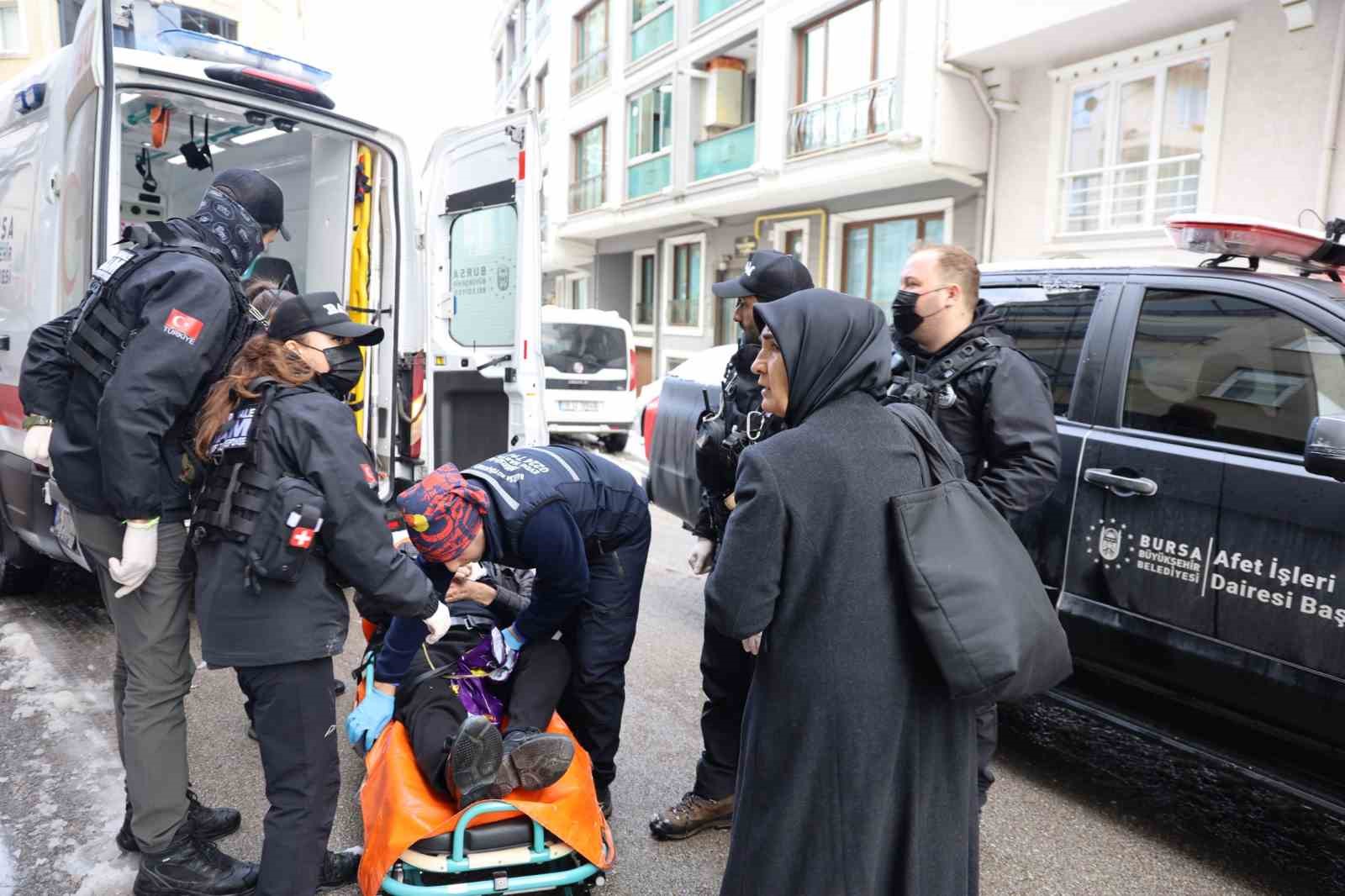 kardan-yolu-kapanan-hastaya-buyuksehir-ekipleri-yetisti
