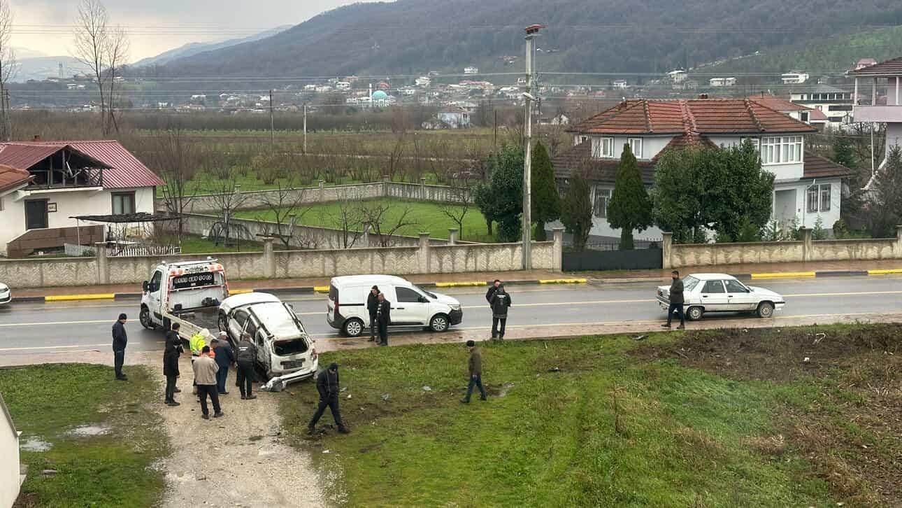 kontrolden-cikan-otomobil-belediye-aracina-carparak-takla-atti