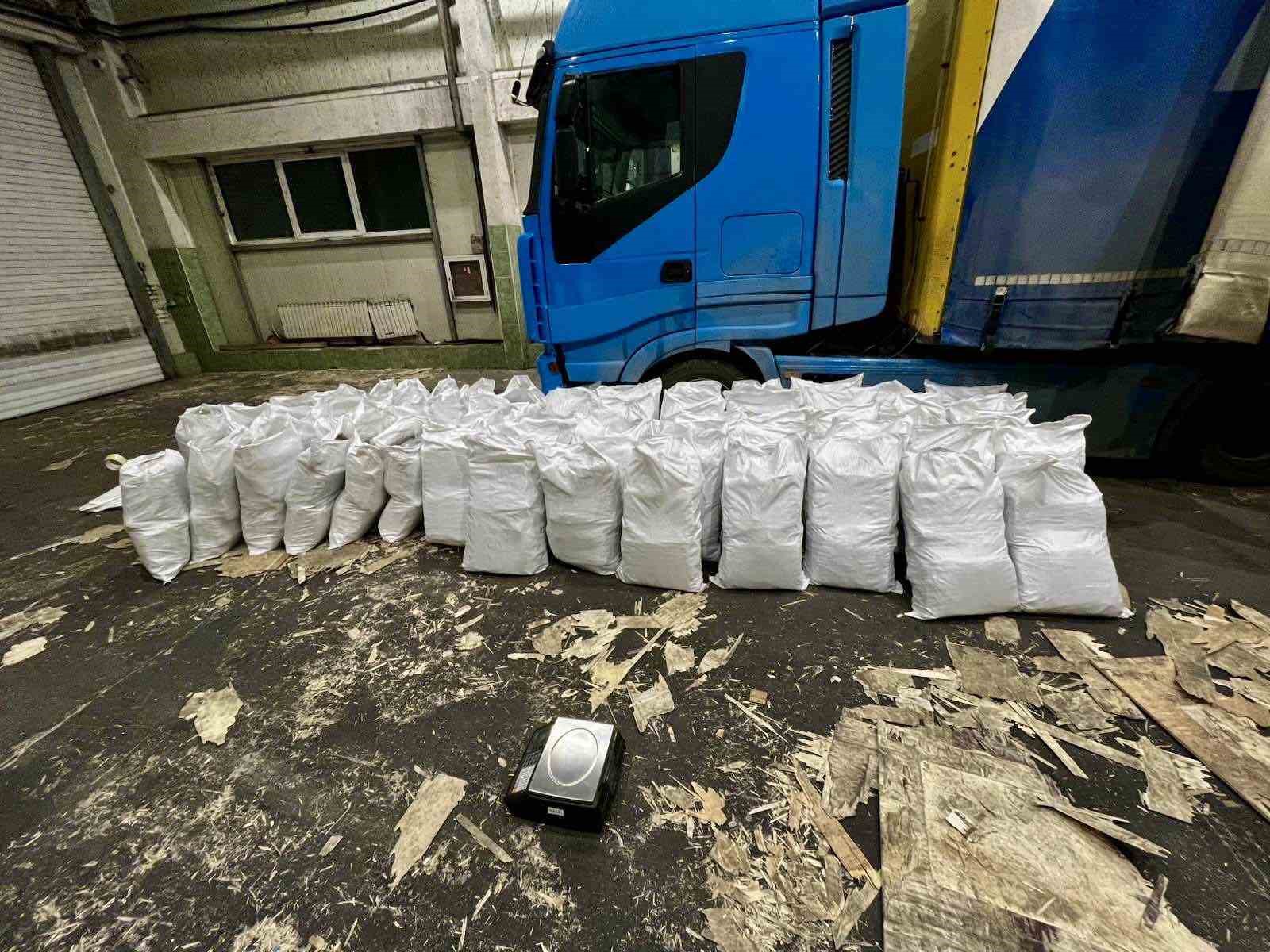 kontrplaklar-arasina-gizlenen-700-kilo-esrar-sinirda-ele-gecirildi