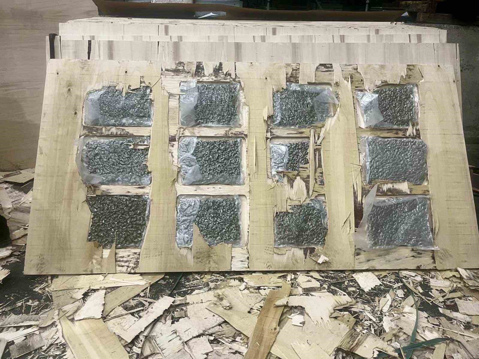 kontrplaklar-arasina-gizlenen-700-kilo-esrar-sinirda-ele-gecirildi