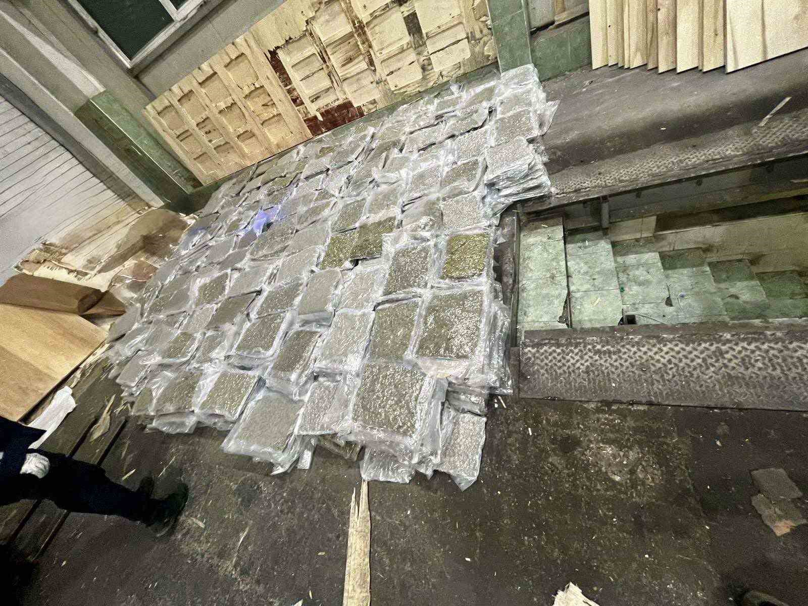 kontrplaklar-arasina-gizlenen-700-kilo-esrar-sinirda-ele-gecirildi