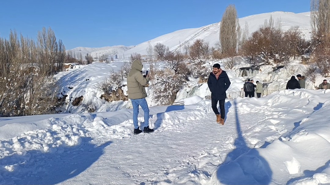 muradiye-selalesi-buz-tuttu