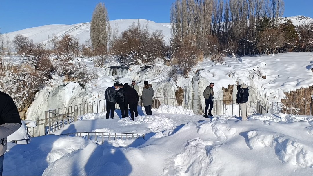 muradiye-selalesi-buz-tuttu