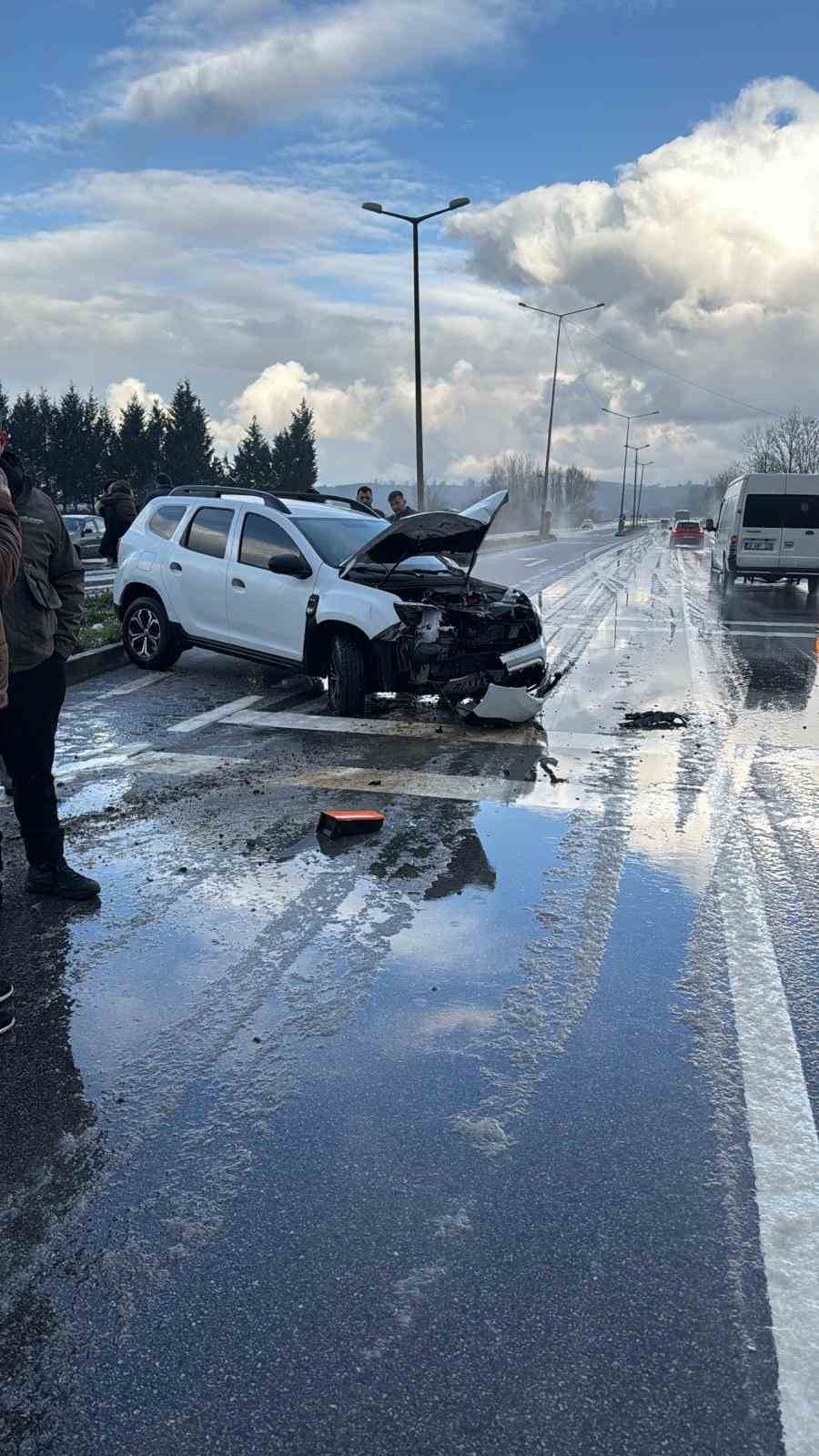 otomobil-yoldan-cikarak-tabelaya-carpti-8-kisi-kazayi-yara-almadan-atlatti