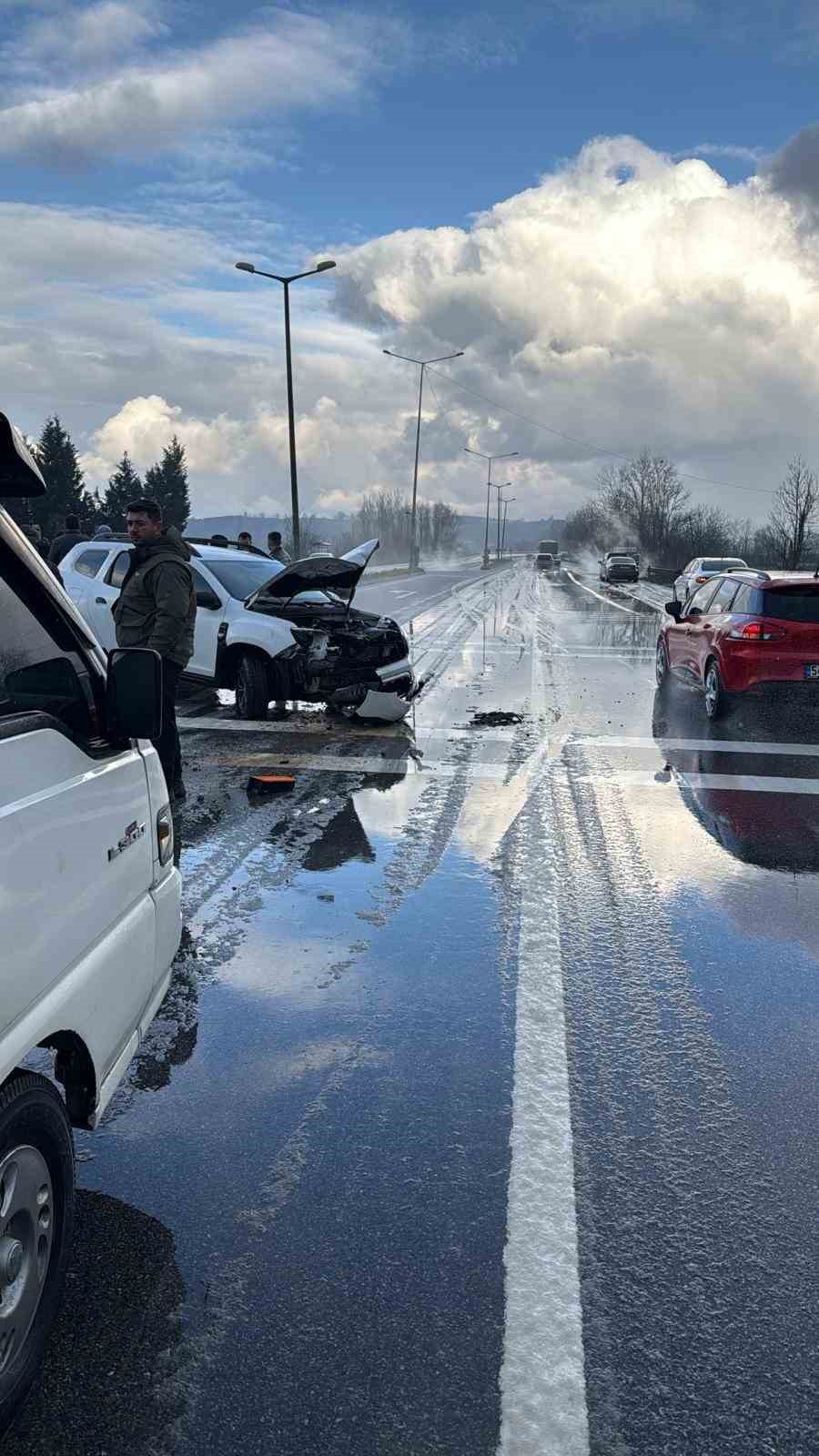 otomobil-yoldan-cikarak-tabelaya-carpti-8-kisi-kazayi-yara-almadan-atlatti
