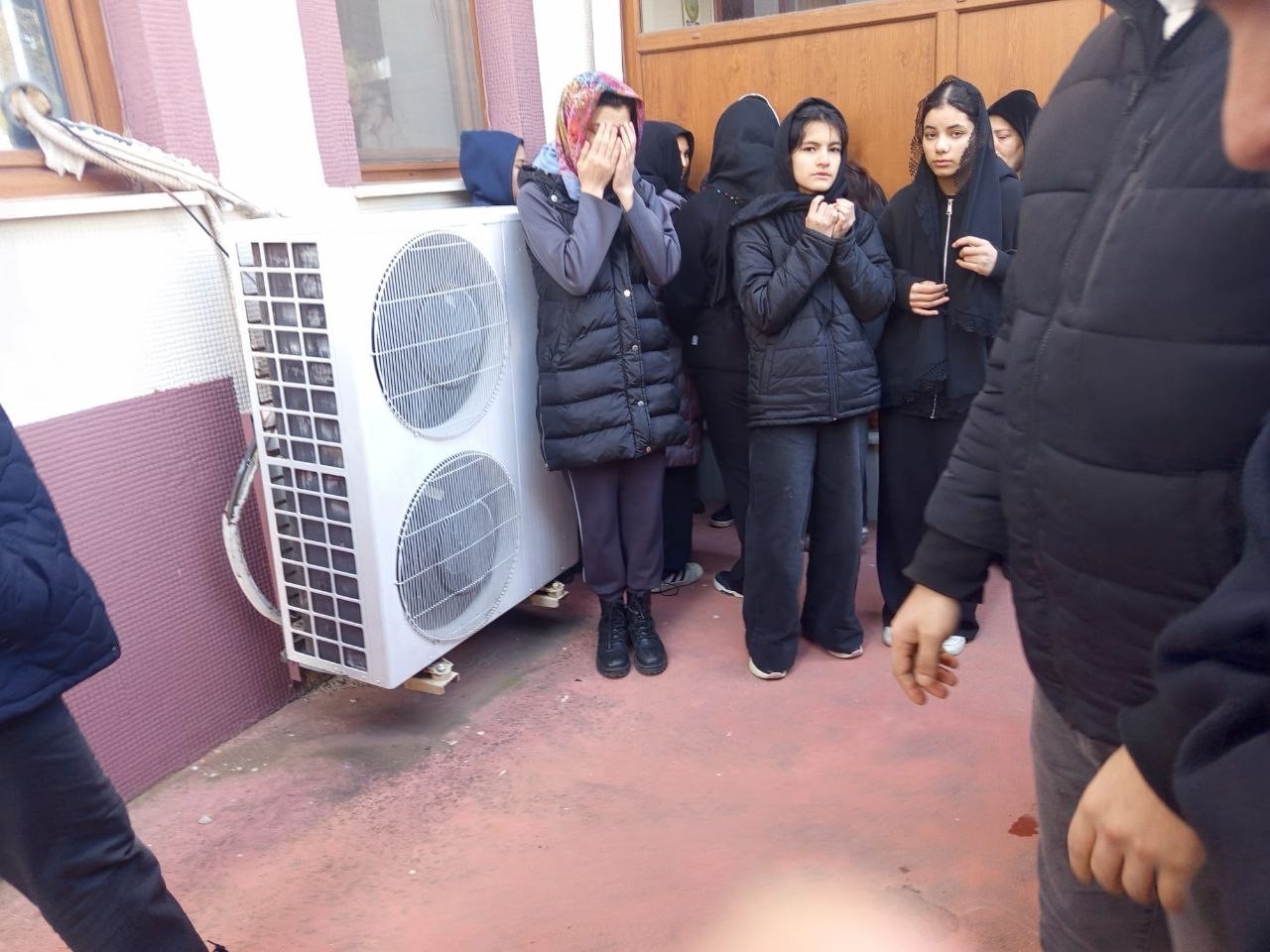 pencereden-duserek-hayatini-kaybeden-8-sinif-ogrencisi-son-yolculuguna-ugurlandi