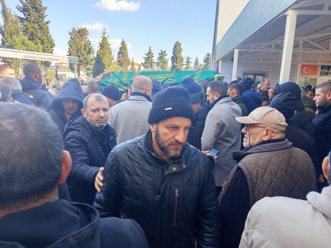 pencereden-duserek-hayatini-kaybeden-8-sinif-ogrencisi-son-yolculuguna-ugurlandi